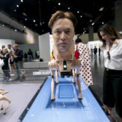 Elon Musk tarih verdi! Robotlar ameliyat yapacak, doktorluk devri kapanacak