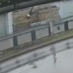 Adana'da feci &ouml;l&uuml;m: Arabanın &ccedil;arptığı 84 yaşındaki adam, metrelerce havaya u&ccedil;tu