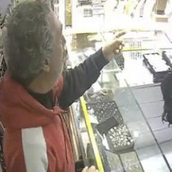 Bah&ccedil;elievler'de silahlı kuyumcu soygunu! Korku dolu anlar kamerada