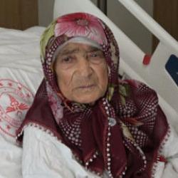 Duyan inanamadı! Yaşlı kadının karnından &ccedil;ıkarılanın ağırlığı şaşırttı