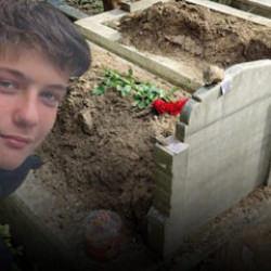 G&uuml;ng&ouml;ren'de &ouml;ld&uuml;r&uuml;len Atlas'ın kabrine kırmızı g&uuml;ller ve şeker bırakıldı