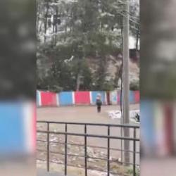 Kar yağışı altında saygı duruşunda bulunan &ouml;ğrenci: Aklıma şehitler geldi