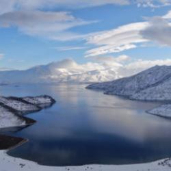 Van G&ouml;l&uuml;&rsquo;n&uuml;n masmavi suları karla buluştu  