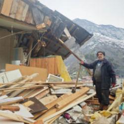 Artvin'de ineklerini besleyen adam canını zor kurtardı