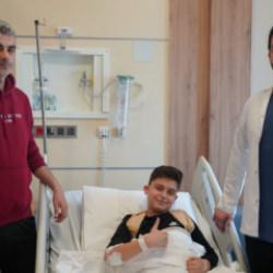 Batman'da ameliyat edilen &ccedil;ocuğun bel kemikleri &ccedil;ıkarılıp tekrar takıldı