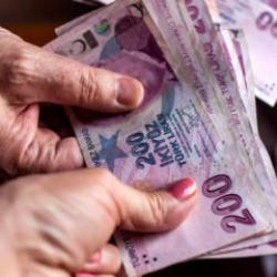 Emeklileri sevindiren gelişme: En d&uuml;ş&uuml;k emekli aylığını artıran teklif kabul edildi