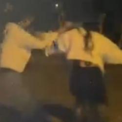 Adana'da gen&ccedil; kızların 'erkek arkadaş' kavgası: Yere yatırıp tekmelediler