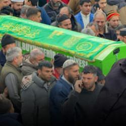 T&uuml;rkiye'yi sarsan cinayet: Boğazı kesilerek &ouml;ld&uuml;r&uuml;len adam toprağa verildi 