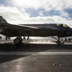 Savaş sesleri y&uuml;kseliyor! U&ccedil;ak gemisi b&ouml;lgeye ulaştı! Havada alarm! U&ccedil;uşlar iptal ediliyor