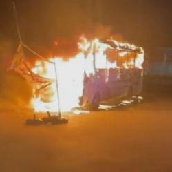 Yolcu otob&uuml;s&uuml; alev topuna d&ouml;nd&uuml;