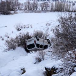Mardin'de buzlanan yolda kayan ara&ccedil; u&ccedil;uruma yuvarlandı: 6 yaralı