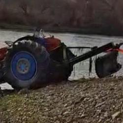 Kırıkkale'de trakt&ouml;r&uuml;n&uuml; yıkamak isteyen &ccedil;ift&ccedil;i başına gelene inanamadı 