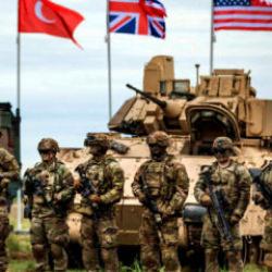 ABD'den NATO &uuml;lkesini şoke eden karar! Bayrakları kaldırıldı! Peş peşe a&ccedil;ıklamalar