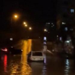 Adana&rsquo;yı sağanak vurdu! Yollar bataklığa d&ouml;nd&uuml;, otomobiller sular altında kaldı