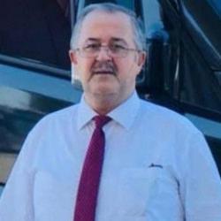 Skuteriyle yolun karşısına ge&ccedil;en emekli polis memuruna kamyon &ccedil;arptı, hayatını kaybetti