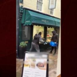 İngiltere'de soyguncular g&uuml;peg&uuml;nd&uuml;z ellerine aldıkları balyozla  kuyumcuyu soydu