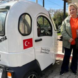 İzmir'in mobil muhtarı 'Tek Krali&ccedil;e' yazılı motoruyla kapı kapı geziyor