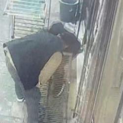 Kahramanmaraş'ta bir &ccedil;ocuk a&ccedil;ık mazgala d&uuml;şt&uuml;! Y&uuml;rek hoplatan kaza kamerada