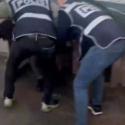 Kendi kendini yakalattı! İzmir'de 44 yıl hapisle aranan firari k&uuml;mesten &ccedil;ıktı