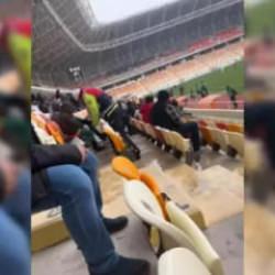 Ma&ccedil;ta &uuml;ş&uuml;yen &ccedil;ocuğa &ccedil;oraplarını vermişti: O polis memuruna &ouml;d&uuml;l