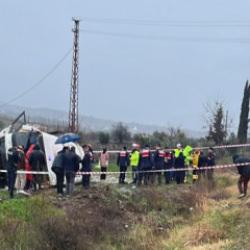 Korkun&ccedil; kaza! Sağlık personellerini taşıyan servis &uuml;z&uuml;m bağına u&ccedil;tu: 1 &ouml;l&uuml;, 24 yaralı