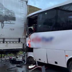 Pendik'te tur midib&uuml;s&uuml; TIR'a &ccedil;arptı: 13 yaralı!