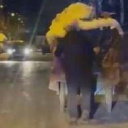 Diyarbakır'da polis, seyyar satıcıya omuz oldu! Y&uuml;rek ısıtan anlar kamerada