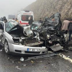 TAG Otoyolu'nda zincirleme kaza: 2 kişi &ouml;ld&uuml;, 11 kişi yaralandı