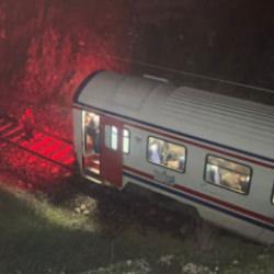 Toprak kaydı, yolcu treni raydan &ccedil;ıktı