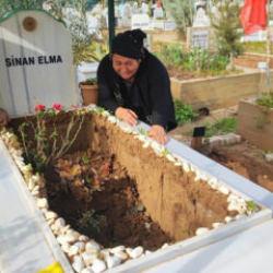 Adana'da oğlunun mezarının halini g&ouml;ren anne kahroldu