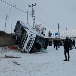 Ağrı'da yolcu otob&uuml;s&uuml; devrildi: &Ccedil;ok sayıda yaralı var!