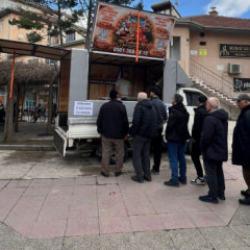 Bursa'da kadının lokma dağıtma sebebi duyanları tebess&uuml;m ettirdi