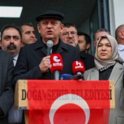 CHP'nin deprem b&ouml;lgesine bakışını &ouml;zetleyen video: &Ouml;zel'den m&uuml;jde &uuml;st&uuml;ne m&uuml;jde(!)