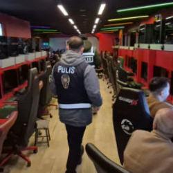 Polise yakalanan &ouml;ğrenciler panik oldu! Eskişehir'de internet kafelere denetim