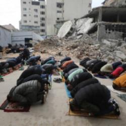 Gazzeliler cami enkazında Cuma namazı kıldı