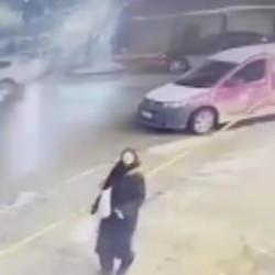 Mucize kurtuluş kameralara yansıdı: Buz k&uuml;tlesinin altında kalacaktı!