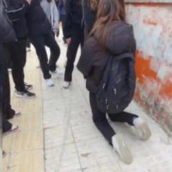 Yine akran zorbalığı! &Ouml;nce d&ouml;vd&uuml;ler sonra diz &ccedil;&ouml;kt&uuml;r&uuml;p &ouml;z&uuml;r dilettiler