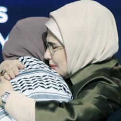 &Ouml;d&uuml;l t&ouml;renine damga vuran anlar! Şehit annesi Emine Erdoğan'a kefiye giydirdi