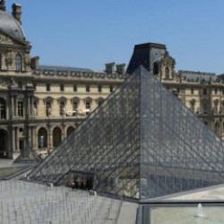 Fransa'daki Louvre M&uuml;zesi'nde "bilet dolandırıcılığı" şebekesi &ccedil;&ouml;kertildi