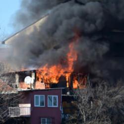 Gecekonduda &ccedil;ıkan yangın binaya sı&ccedil;radı