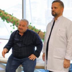 Kahramanmaraş'ta tekerlekli sandalye ile geldiği hastaneden y&uuml;r&uuml;yerek &ccedil;ıktı