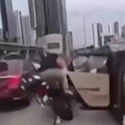 Malezya'da trafikte kapıyı a&ccedil;an 2 yaşındaki &ccedil;ocuk zincirleme kazaya neden oldu