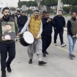 Mersin'de g&ouml;renler şok oldu! &Ouml;len genci davul zurnayla uğurladılar