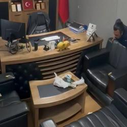 Sağlık &ccedil;alışanı, kendi kendine yaptığı Heimlich manevrası ile hayata tutundu