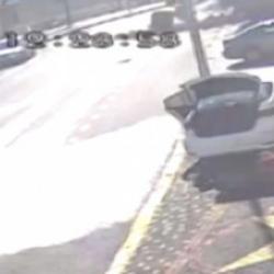 Şehrin ortasında korkun&ccedil; olay: Dev kaya par&ccedil;ası kaldırıma d&uuml;şt&uuml;