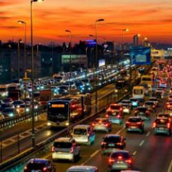 İstanbul'da akşam saatlerinde trafik yoğunluğu y&uuml;zde 85'e y&uuml;kseldi