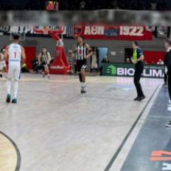 Yunan taraftarlardan Beşiktaş ma&ccedil;ında hadsiz pankart