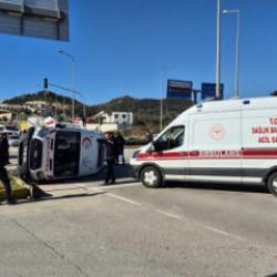 Bodrum'da cipe &ccedil;arpmamak i&ccedil;in manevra yapan ambulans direğe &ccedil;arpıp devrildi!