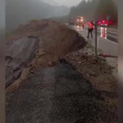 Adana'da helikopter pisti olarak kullanılan alan, heyelanda &ccedil;&ouml;kt&uuml;