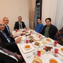 Bakan Kacır Malatya'da depremzede ailenin iftar sofrasına konuk oldu